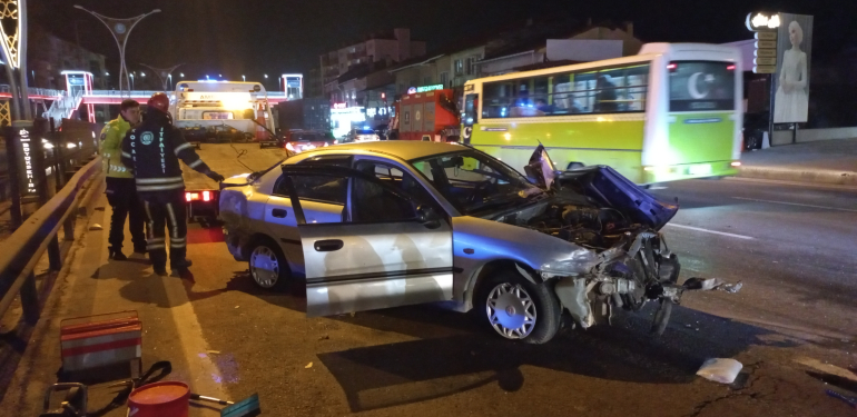 D 100’de tır ile otomobil çarpıştı 2 yaralı