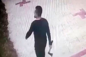 DOKTOR EVDEN ÇIKMAYAN KİRACISINA BALTAYLA SALDIRDI KİRACISINA BALTAYLA SALDIRAN DOKTORUN GÖRÜNTÜLERİ KAMERAYA YANSIDI