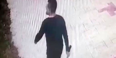 DOKTOR EVDEN ÇIKMAYAN KİRACISINA BALTAYLA SALDIRDI KİRACISINA BALTAYLA SALDIRAN DOKTORUN GÖRÜNTÜLERİ KAMERAYA YANSIDI