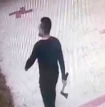 DOKTOR EVDEN ÇIKMAYAN KİRACISINA BALTAYLA SALDIRDI KİRACISINA BALTAYLA SALDIRAN DOKTORUN GÖRÜNTÜLERİ KAMERAYA YANSIDI