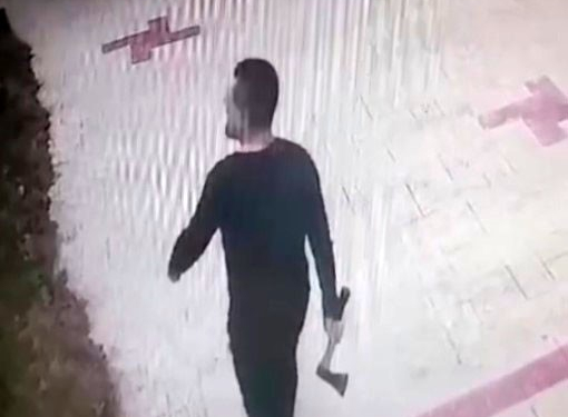DOKTOR EVDEN ÇIKMAYAN KİRACISINA BALTAYLA SALDIRDI KİRACISINA BALTAYLA SALDIRAN DOKTORUN GÖRÜNTÜLERİ KAMERAYA YANSIDI