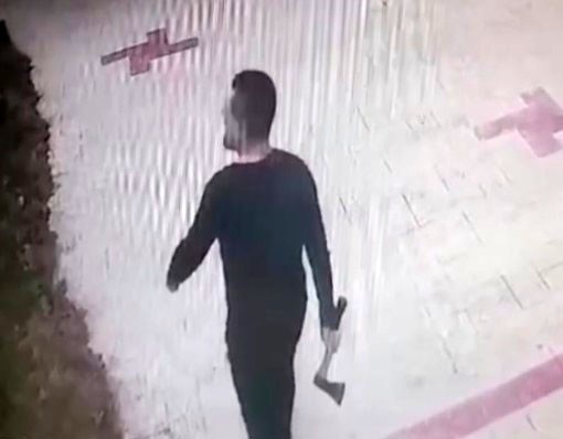 DOKTOR EVDEN ÇIKMAYAN KİRACISINA BALTAYLA SALDIRDI KİRACISINA BALTAYLA SALDIRAN DOKTORUN GÖRÜNTÜLERİ KAMERAYA YANSIDI