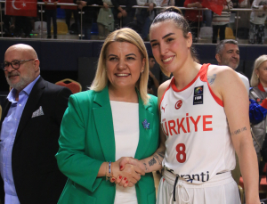 FATMA KAPLAN HÜRRİYET'TEN HİDAYET TÜRKOĞLU'NA ÇAĞRI "BÜTÜN MİLLİ MAÇLARIN İZMİT'TE OYNANMASINI İSTİYORUZ"