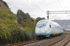 FECİ KAZA SONRASI YHT SEFERLERİ YENİDEN BAŞLADI YÜKSEK HIZLI TRENİN ÇARPTIĞI VATANDAŞ HASTANEDE YAŞAM MÜCADELESİ VERİYOR