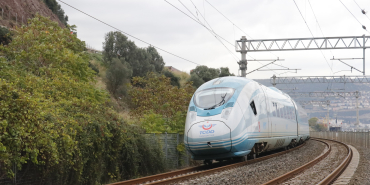 FECİ KAZA SONRASI YHT SEFERLERİ YENİDEN BAŞLADI YÜKSEK HIZLI TRENİN ÇARPTIĞI VATANDAŞ HASTANEDE YAŞAM MÜCADELESİ VERİYOR