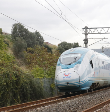 FECİ KAZA SONRASI YHT SEFERLERİ YENİDEN BAŞLADI YÜKSEK HIZLI TRENİN ÇARPTIĞI VATANDAŞ HASTANEDE YAŞAM MÜCADELESİ VERİYOR
