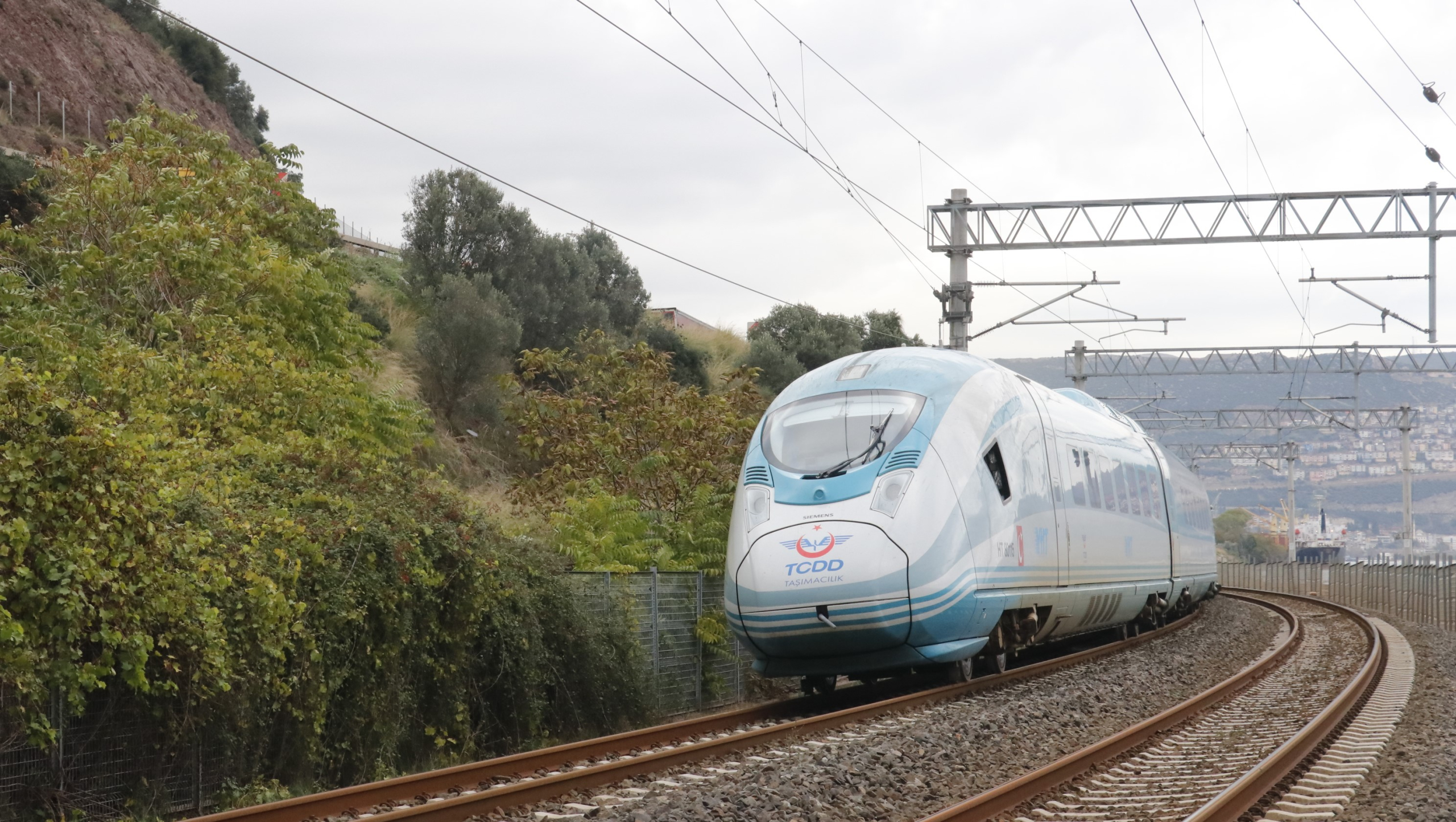 FECİ KAZA SONRASI YHT SEFERLERİ YENİDEN BAŞLADI YÜKSEK HIZLI TRENİN ÇARPTIĞI VATANDAŞ HASTANEDE YAŞAM MÜCADELESİ VERİYOR