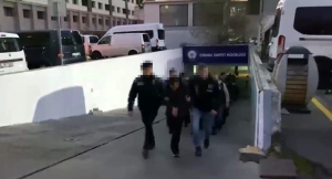 "FOREX YATIRIMI" VAADİYLE DOLANDIRICILIK SORUŞTURMASINDA 11 KİŞİ TUTUKLANDI TUTUKLANANLAR ARASINDA, ACUN ILICALI'NIN SATIN ALDIĞI FUTBOL TAKIMINA SPONSOR OLAN YAVUZ USTA DA VAR