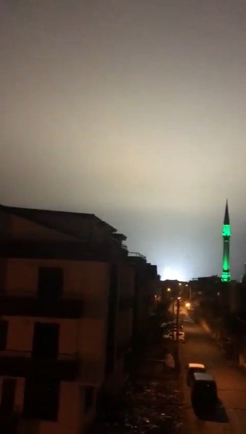 GÖKYÜZÜNE BAKANLAR ŞAŞKINA DÖNDÜ GECE YARISI GÖKYÜZÜ BİRDEN AYDINLANDI: "KORKTUK"