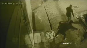 HUSUMETLİLERİNİ SİLAHLARLA SOKAKLARDA ARAMIŞLAR GENÇ ADAMI SOKAK ORTASINDA ÖLDÜRMÜŞLERDİ DETAYLAR ORTAYA ÇIKTI GENÇ ADAMI 15 YERİNDEN SİLAHLA VURMUŞLAR
