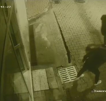 HUSUMETLİLERİNİ SİLAHLARLA SOKAKLARDA ARAMIŞLAR GENÇ ADAMI SOKAK ORTASINDA ÖLDÜRMÜŞLERDİ DETAYLAR ORTAYA ÇIKTI GENÇ ADAMI 15 YERİNDEN SİLAHLA VURMUŞLAR