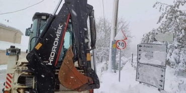 Kar yağışına hazırlıklı olan İzmit Belediyesi ekipleri karla mücadele çalışmalarını başarıyla sürdürüyor
