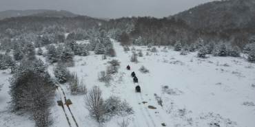 KOCAELİ'NİN DAĞLARINA LAPA LAPA KAR YAĞIYOR MENEKŞE YAYLASINDAN MUHTEŞEM KAR MANZARALARI ADRENALİN TUTKUNLARI KAR YAĞIŞININ TADINI ATV'LER İLE ÇIKARDI GELİNLİĞİNİ GİYEN KOCAELİ, KAR TUTKUNLARINI MEST ETTİ