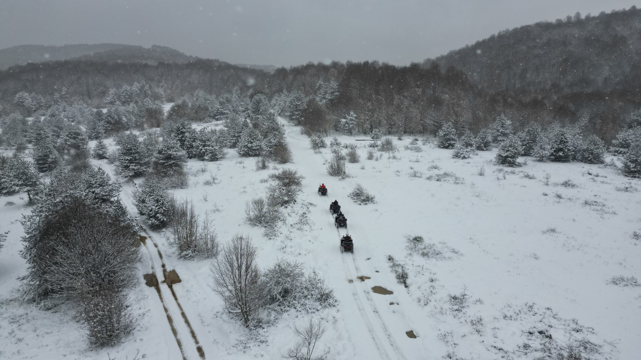 KOCAELİ'NİN DAĞLARINA LAPA LAPA KAR YAĞIYOR MENEKŞE YAYLASINDAN MUHTEŞEM KAR MANZARALARI ADRENALİN TUTKUNLARI KAR YAĞIŞININ TADINI ATV'LER İLE ÇIKARDI GELİNLİĞİNİ GİYEN KOCAELİ, KAR TUTKUNLARINI MEST ETTİ