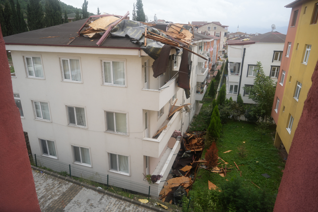 RÜZGARA DAYANAMADI, KARŞI BİNANIN ÇATISINA UÇTU