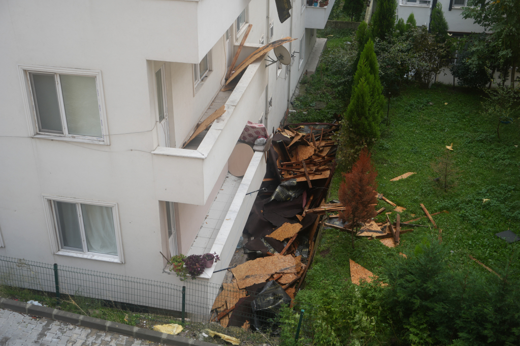 RÜZGARA DAYANAMADI, KARŞI BİNANIN ÇATISINA UÇTU