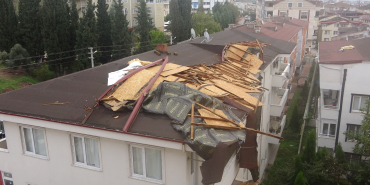 RÜZGARA DAYANAMADI, KARŞI BİNANIN ÇATISINA UÇTU