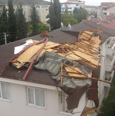 RÜZGARA DAYANAMADI, KARŞI BİNANIN ÇATISINA UÇTU
