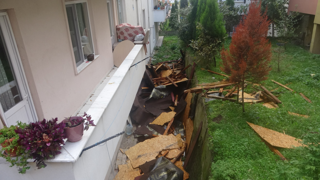 RÜZGARA DAYANAMADI, KARŞI BİNANIN ÇATISINA UÇTU