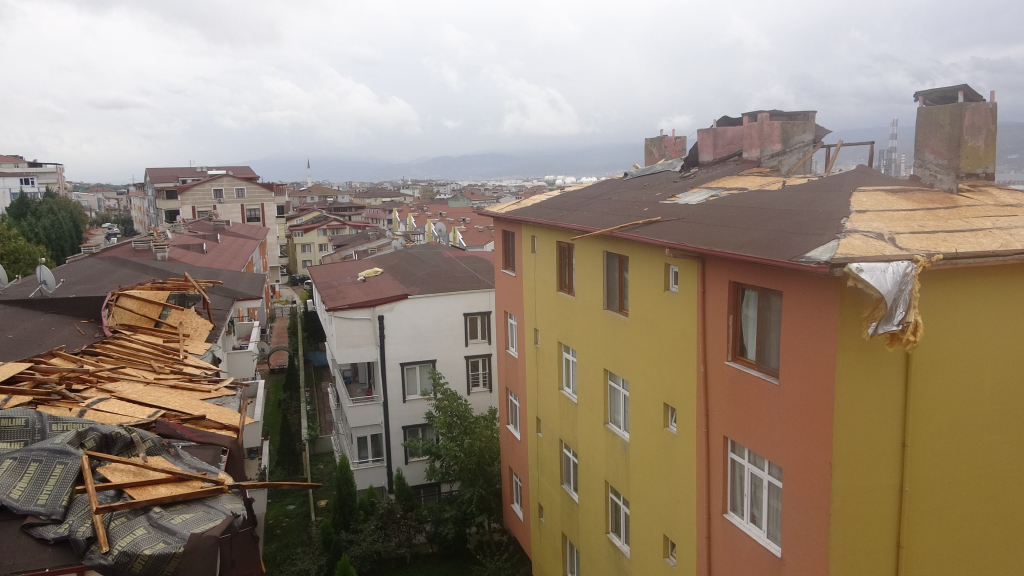 RÜZGARA DAYANAMADI, KARŞI BİNANIN ÇATISINA UÇTU