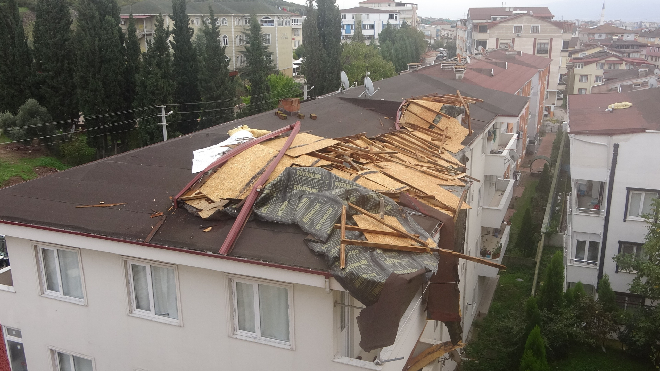 RÜZGARA DAYANAMADI, KARŞI BİNANIN ÇATISINA UÇTU