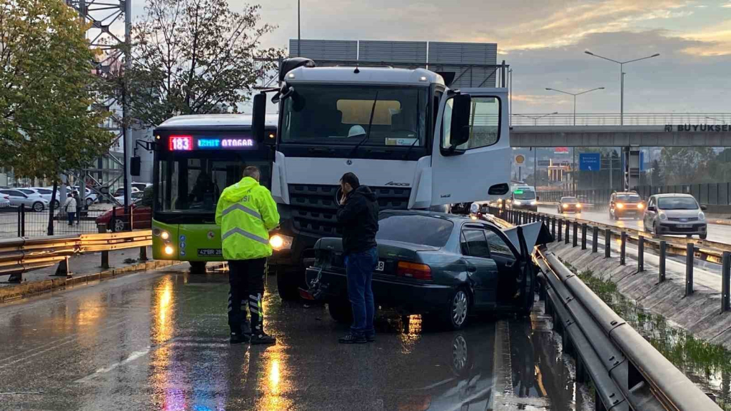 beton mikseri ile carpisan otomobil hurdaya dondu 1 yarali JVXxjuUq.jpg