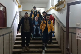 bina dumanla doldu yasli vatandas tasinarak cikartildi UgFZLmkI.jpg