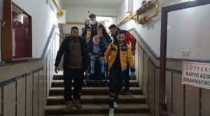 bina dumanla doldu yasli vatandas tasinarak cikartildi UgFZLmkI.jpg