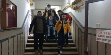 bina dumanla doldu yasli vatandas tasinarak cikartildi UgFZLmkI.jpg