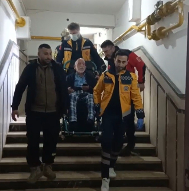 bina dumanla doldu yasli vatandas tasinarak cikartildi UgFZLmkI.jpg