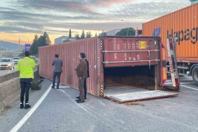 d 100de seyir halindeki tirin uzerinden konteyner dustu caOpMXXm.jpg