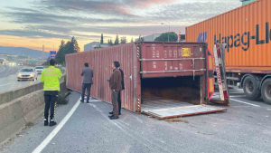 d 100de seyir halindeki tirin uzerinden konteyner dustu caOpMXXm.jpg