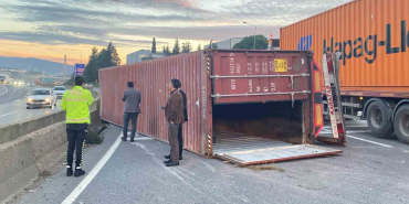 d 100de seyir halindeki tirin uzerinden konteyner dustu caOpMXXm.jpg