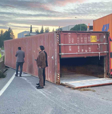 d 100de seyir halindeki tirin uzerinden konteyner dustu caOpMXXm.jpg