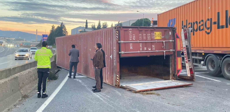 d 100de seyir halindeki tirin uzerinden konteyner dustu caOpMXXm.jpg