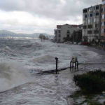 dev dalgalar adeta kiyi seridini dovdu yol ve otopark sular altinda kaldi NwXAExQh.jpg