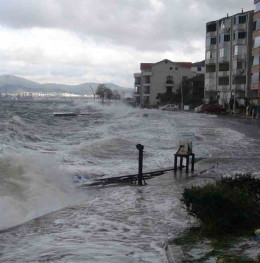 dev dalgalar adeta kiyi seridini dovdu yol ve otopark sular altinda kaldi NwXAExQh.jpg