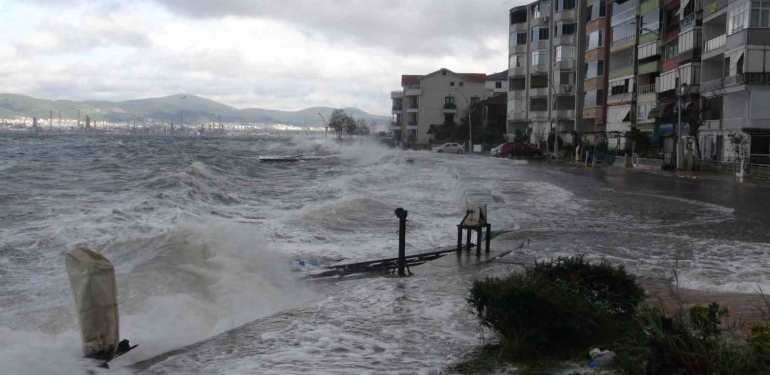 dev dalgalar adeta kiyi seridini dovdu yol ve otopark sular altinda kaldi NwXAExQh.jpg