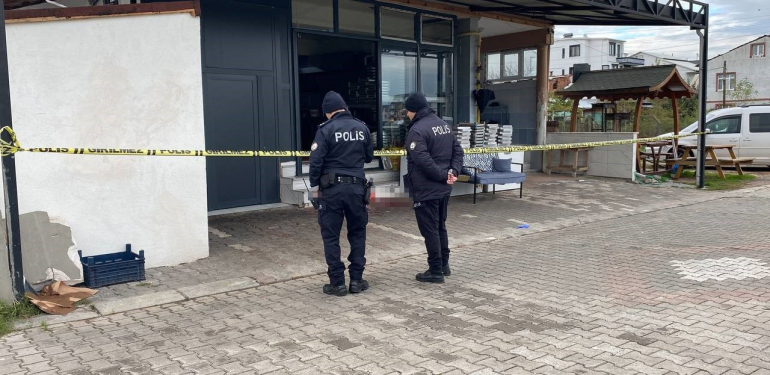 dukkanin girisinde basindan vurulan genc hayatini kaybetti cnjCHh8C.jpg