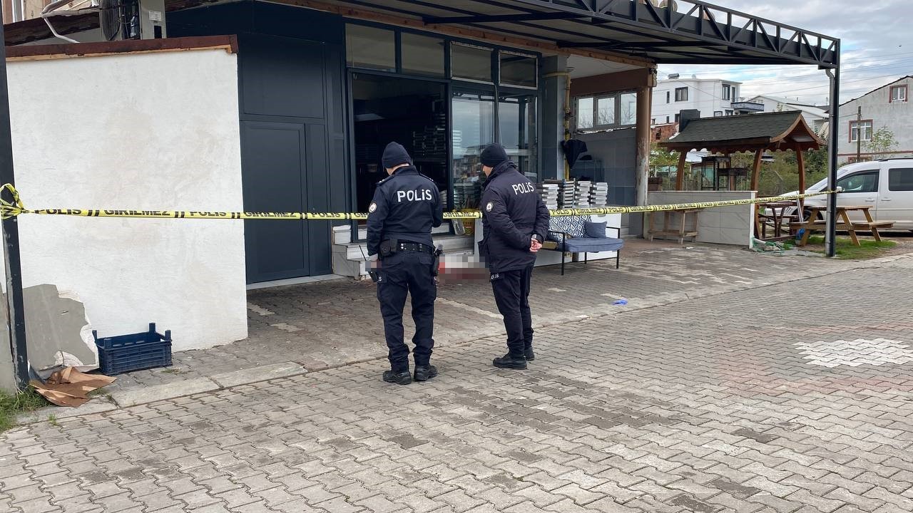 dukkanin girisinde basindan vurulan genc hayatini kaybetti cnjCHh8C.jpg