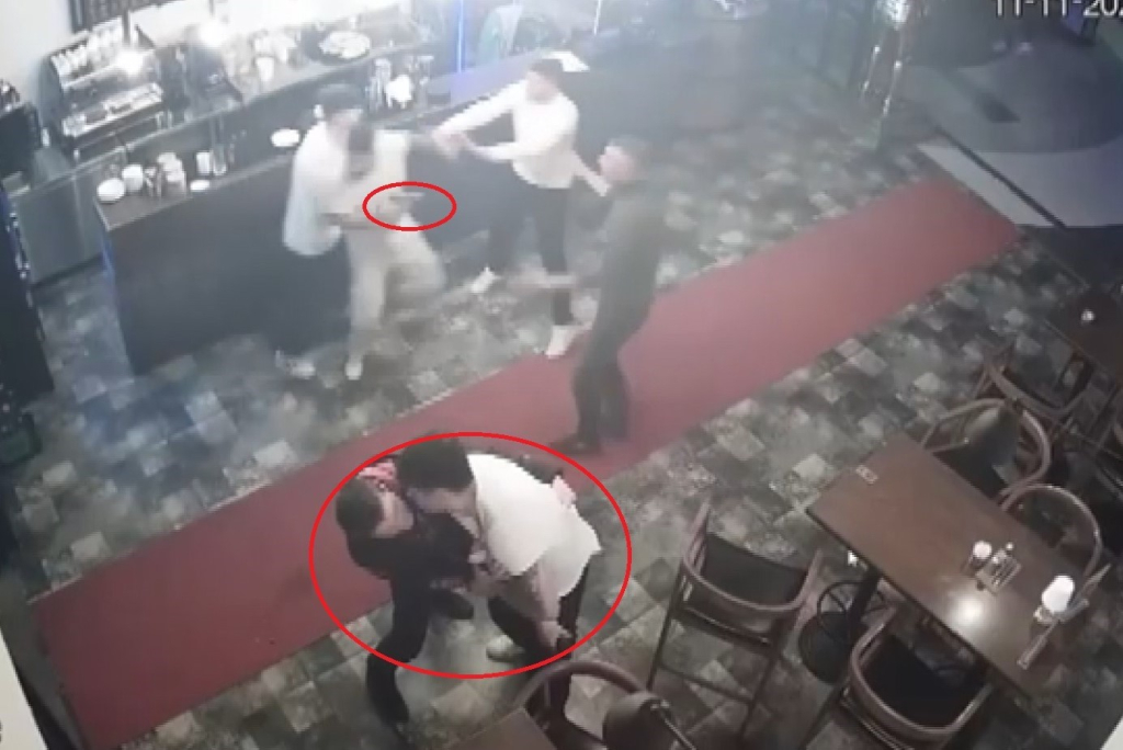 eli silahli 2 kisi unlu sarkicinin sahne aldigi mekana saldirisi kamerada RVtYf2xy.jpg