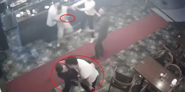 eli silahli 2 kisi unlu sarkicinin sahne aldigi mekana saldirisi kamerada RVtYf2xy.jpg