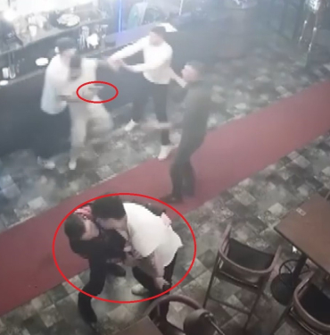 eli silahli 2 kisi unlu sarkicinin sahne aldigi mekana saldirisi kamerada RVtYf2xy.jpg