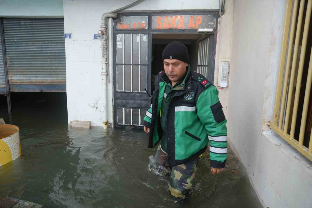 firtina felc etti evler suyla doldu vatandaslar disariya cikamadi I1UkDAKx.jpg