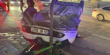 halk otobusune carpan otomobil takla atti 1 kisi yaralandi carpma ani kamerada OUjIqhwL.jpg