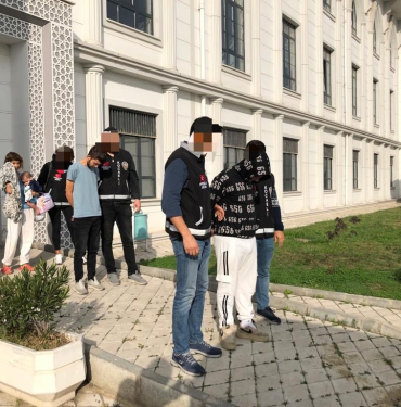 hirsizlik sucundan yakalandi kucaginda bebekle adliyeye sevk edildi bGej94Sv.jpg