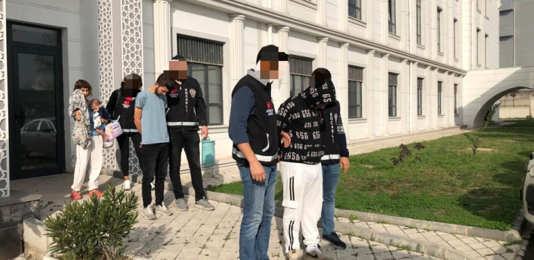 hirsizlik sucundan yakalandi kucaginda bebekle adliyeye sevk edildi bGej94Sv.jpg
