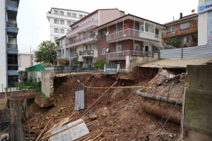 istinat duvari coktu 4 bina muhurlendi 83 kisi tahliye edildi Rtxd2ERG.jpg