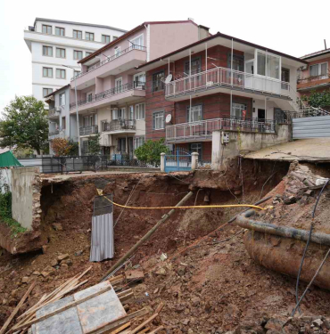 istinat duvari coktu 4 bina muhurlendi 83 kisi tahliye edildi Rtxd2ERG.jpg