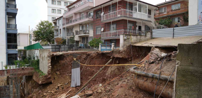 istinat duvari coktu 4 bina muhurlendi 83 kisi tahliye edildi Rtxd2ERG.jpg